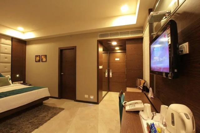 Double Run of House room full double bed queen size bed